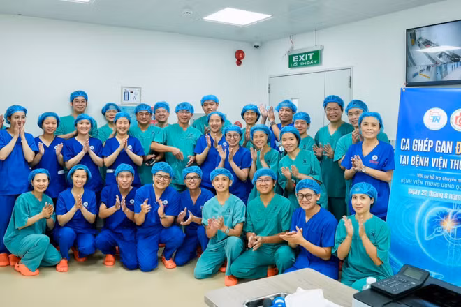 Ê-kíp thực hiện thành công ca ghép gan đầu tiên tại Bệnh viện Thống Nhất. (Ảnh: Bệnh viện cung cấp)