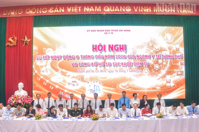 Quang cảnh lễ ký kết chương trình phối hợp giữa các bệnh viện và Ủy ban nhân dân xã, phường. 