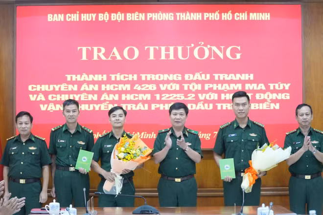 Thủ trưởng Ban Chỉ huy Bộ đội Biên phòng Thành phố Hồ Chí Minh trao thưởng cho các tập thể, cá nhân. (Ảnh: Mai Lan)