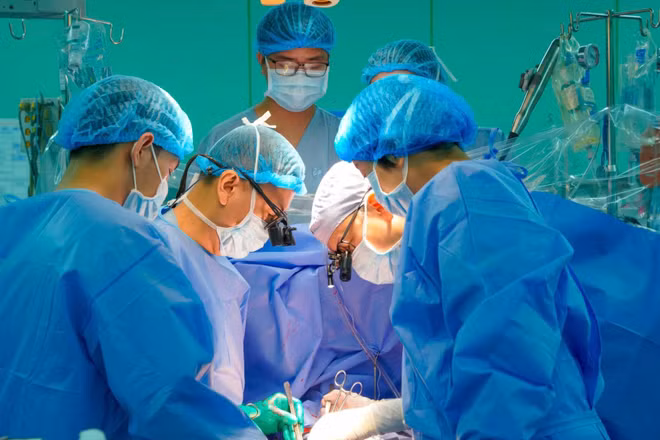 Ê-kíp phẫu thuật tập trung cao độ cho ca ghép tim. 