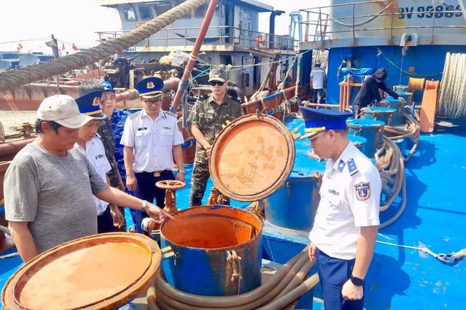 Lực lượng chức năng kiểm tra trên khoang tàu. (Ảnh: CTV)