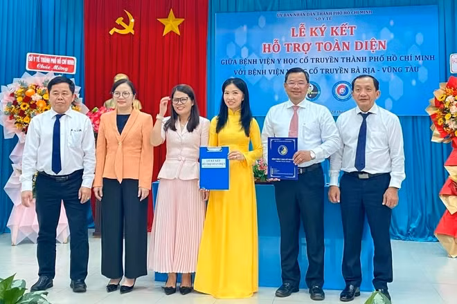 Lãnh đạo Sở Y tế Thành phố chứng kiến hai bệnh viện ký kết hợp tác.