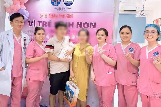 Các y, bác sĩ tại Bệnh viện Hùng Vương chúc mừng bé H. xuất viện. 