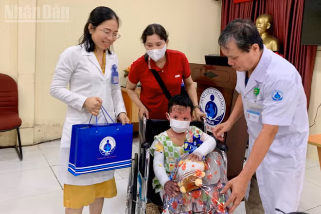 Bác sĩ Bệnh viện Nhi đồng 1 tặng quà cho bé T.