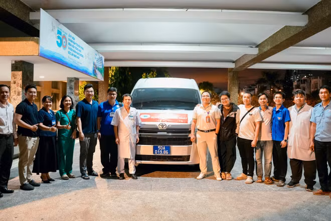 Đoàn bác sĩ Bệnh viện Thống Nhất lên đường trong đêm hỗ trợ y tế tại tỉnh Khánh Hòa.