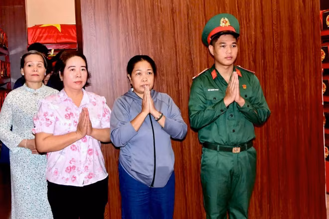 Thân nhân cán bộ, chiến sĩ Đội K74 dâng hương các anh hùng liệt sĩ được quy tập tại Công viên Lê Thị Riêng. (Ảnh: CTV)