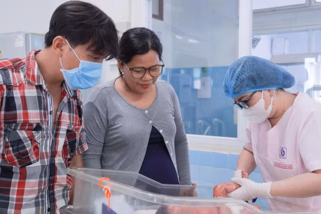 Nhân viên y tế chăm sóc trẻ sơ sinh. (Ảnh: CTV)