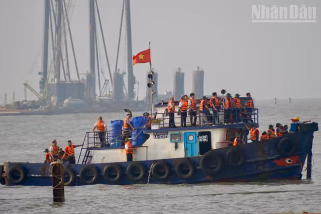 Tàu trung chuyển đưa đại biểu đoàn công tác Thành phố Hồ Chí Minh vào đảo Hòn Khoai. (Ảnh: LÊ THÀNH)