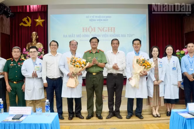 Ra mắt Ban chỉ đạo mô hình "Bệnh viện không ma túy" tại Bệnh viện Mắt Thành phố Hồ Chí Minh. (Ảnh: KHANG ANH)