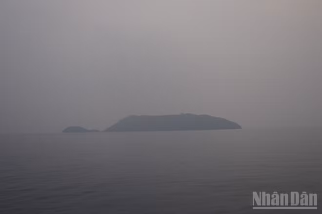 Đảo Nam Du trong sương sớm. (Ảnh: LÊ THÀNH)