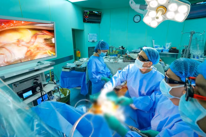 Ê-kíp thực hiện phẫu thuật nội soi 3D.