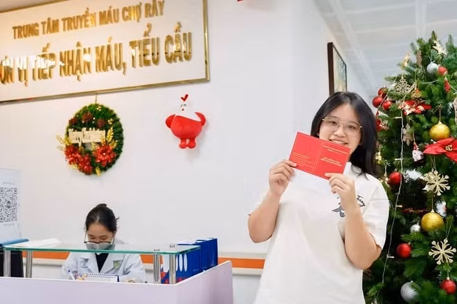 Một bạn trẻ tham gia hiến máu tình nguyện tại Bệnh viện Chợ Rẫy.