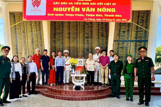 Lễ cất bốc hài cốt liệt sĩ Nguyễn Văn Nông đưa về quê hương. 