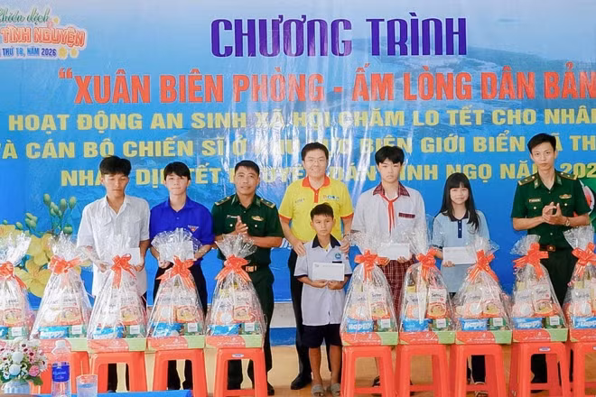 Đồn Biên phòng Thạnh An phối hợp trao quà Tết cho học sinh có hoàn cảnh khó khăn. (Ảnh: QUANG TIẾN).