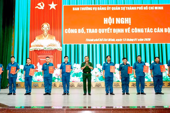 Trao quyết định cán bộ cho Ban Chỉ huy Quân sự cấp xã tại Thành phố Hồ Chí Minh.