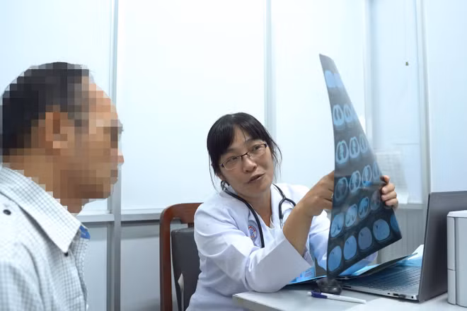 Bác sĩ kiểm tra hình ảnh về tình trạng phổi của bệnh nhân. (Ảnh: Bệnh viện cung cấp)