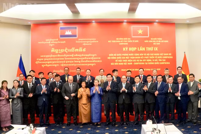 Đại biểu hai nước chụp ảnh lưu niệm sau hội đàm. (Ảnh: LÊ THÀNH)