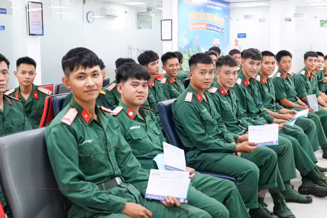 Lực lượng làm nhiệm vụ tìm kiếm, quy tập hài cốt liệt sĩ được tổ chức tiêm vaccine phòng bệnh. (Ảnh: LAN PHONG)