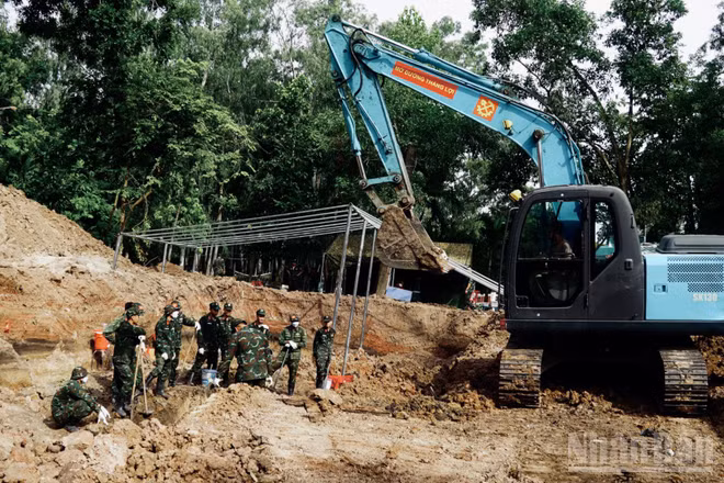 Công tác tìm kiếm, quy tập hài cốt liệt sĩ tại khu B, Công viên Lê Thị Riêng. (Ảnh: LÊ THÀNH)