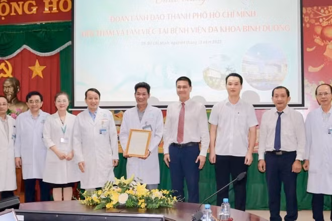 Bác sĩ Võ Thái Trung nhận thư khen của Bí thư Thành ủy Thành phố Hồ Chí Minh. (Ảnh: Bệnh viện cung cấp)