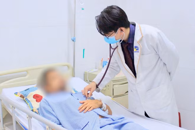 Bác sĩ Bệnh viện đa khoa Xuyên Á Long An thăm khám cho anh P.