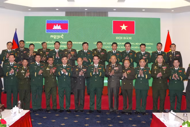 Đại biểu hai bên chụp ảnh lưu niệm sau hội đàm. (Ảnh: LÊ KHOA)