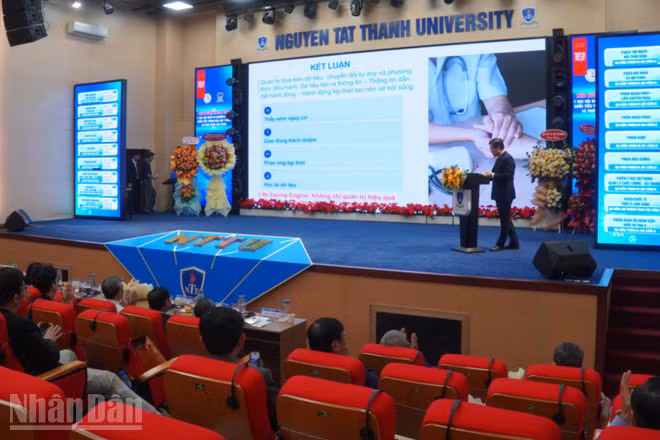 Đại diện Bệnh viện đa khoa Thủ Đức trình bày tham luận về ứng dụng chuyển đổi số trong quản trị bệnh viện. (Ảnh: KHANG ANH) 