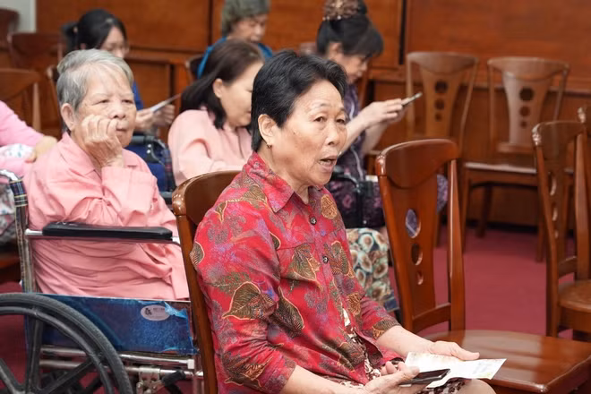 Bệnh nhân tại Viện Y dược học dân tộc Thành phố Hồ Chí Minh ngân nga tiếng hát trong chương trình y nghệ thuật. (Ảnh: CTV)