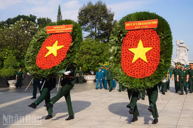 Đoàn công tác Bộ Tư lệnh Bộ đội Biên phòng dâng hương, dâng hoa tại Nghĩa trang liệt sĩ Thành phố Hồ Chí Minh. (Ảnh: LÊ THÀNH)