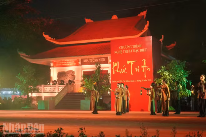 Chương trình nghệ thuật "Khúc tri ân" tại Công viên Lê Thị Riêng. (Ảnh: TRỌNG ANH)