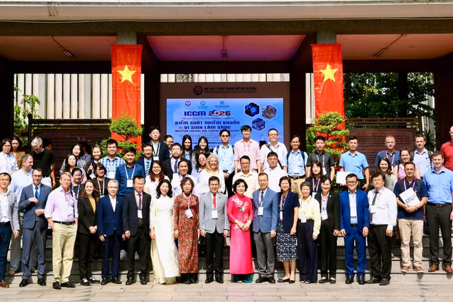 Đại biểu trong nước và quốc tế chụp ảnh lưu niệm.
