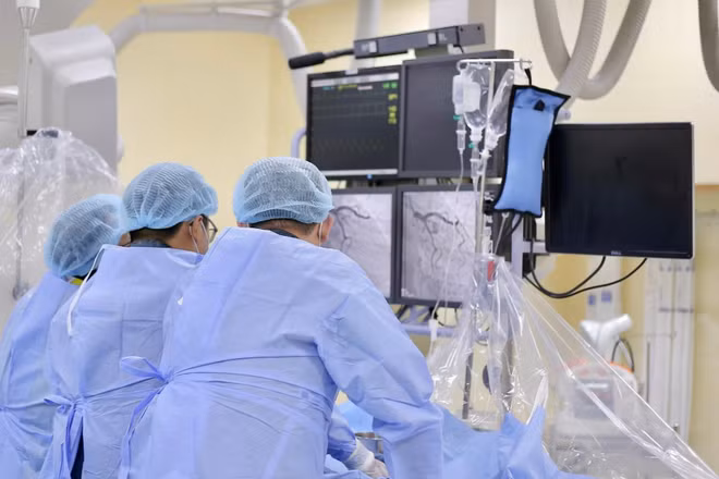 Ê-kíp can thiệp cấp cứu nhồi máu cơ tim Bệnh viện đa khoa Xuyên Á. 