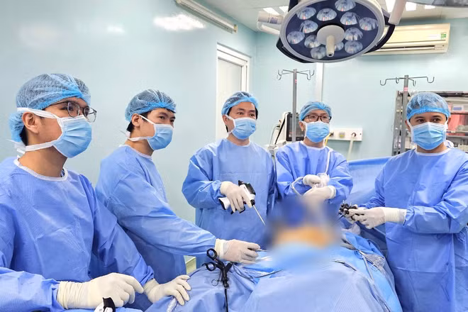 Tiến sĩ, Bác sĩ Chuyên khoa II Nguyễn Phú Hữu (ở giữa), cùng ê-kíp đang phẫu thuật. (Ảnh: Bệnh viện cung cấp)