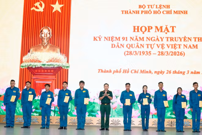 Thủ trưởng Bộ Tư lệnh Thành phố tặng quà cho dân quân thường trực có hoàn cảnh khó khăn.