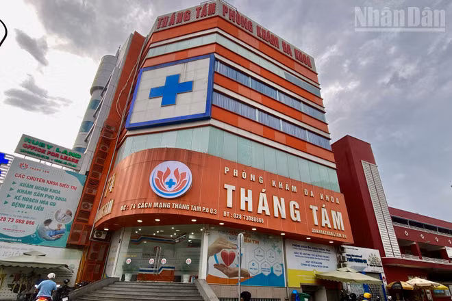 Phòng khám Tháng Tám liên tục bị phát hiện vi phạm về hành vi "vẽ bệnh, moi tiền". 