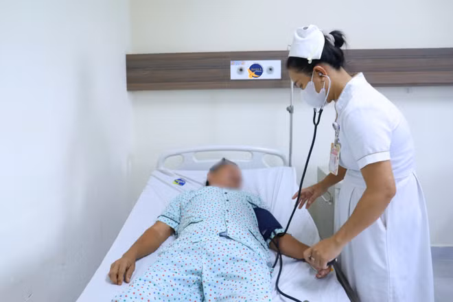 Một bệnh nhân đột quỵ được kiểm tra sức khỏe sau can thiệp cấp cứu. 