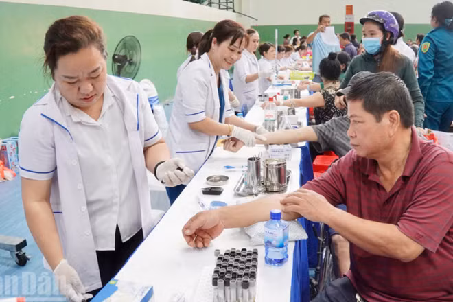 Khám sức khỏe tại khu dân cư ở phường Bình Phú, Thành phố Hồ Chí Minh. 