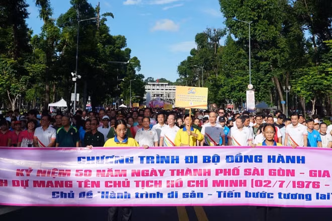 Đông đảo người dân tham gia chương trình đi bộ. 