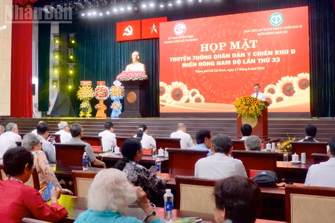 Quang cảnh chương trình họp mặt. 