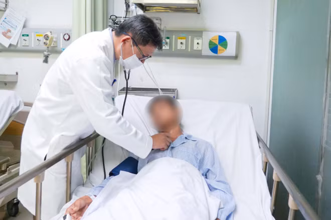 Bác sĩ thăm khám bệnh nhân bị nhồi máu cơ tim. (Ảnh: Bệnh viện cung cấp)