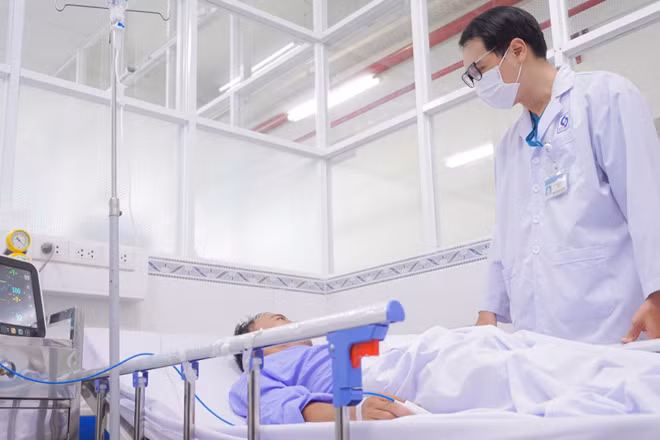 Bác sĩ thăm khám người bệnh sau cấp cứu đột quỵ. (Ảnh: Bệnh viện cung cấp)