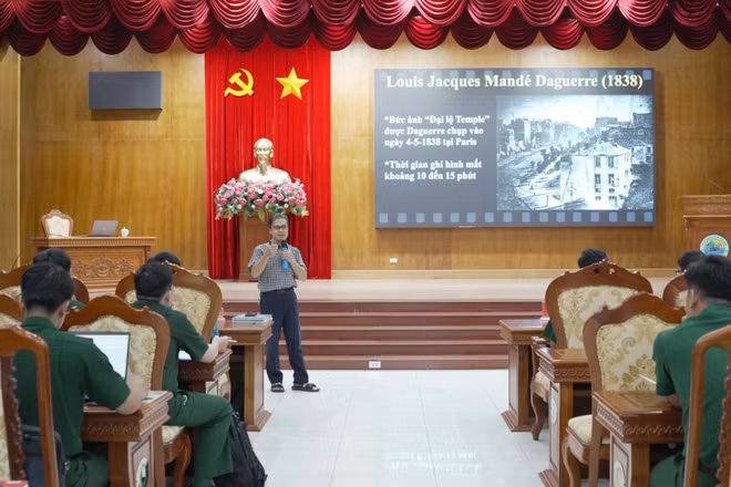 Giảng viên truyền đạt nội dung cho học viên. (Ảnh: QUANG TIẾN)