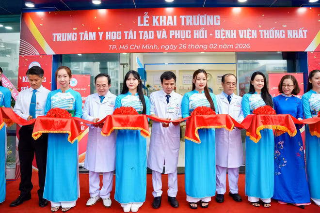 Đại biểu cắt băng khai trương Trung tâm Y học tái tạo và phục hồi tại Bệnh viện Thống Nhất.