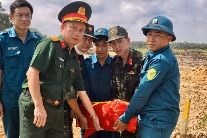Đại tá Nguyễn Đình Chuẩn, Phó Chính ủy Bộ Tư lệnh Thành phố chỉ đạo công tác quy tập.