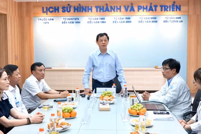 Thứ trưởng Y tế Nguyễn Tri Thức làm việc tại Bệnh viện Nhi Đồng 1. 