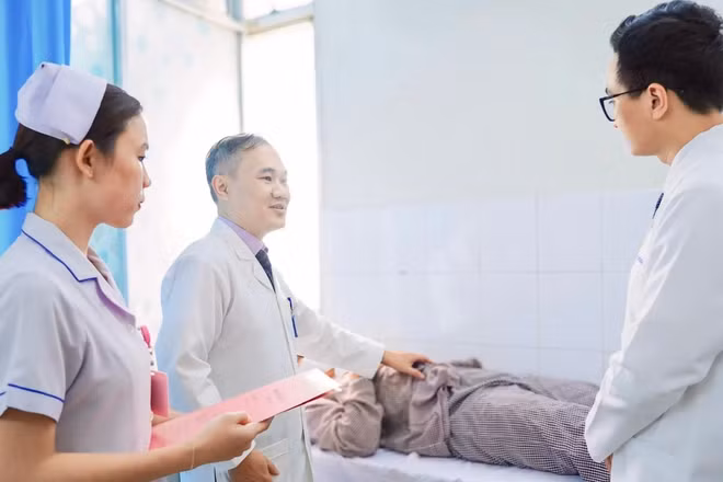 Bác sĩ thăm khám cho bệnh nhi sau phẫu thuật. 