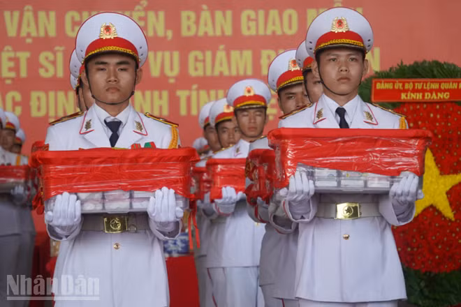 Mẫu hài cốt liệt sĩ được trang trọng đưa lên máy bay. (Ảnh: LÊ THÀNH)