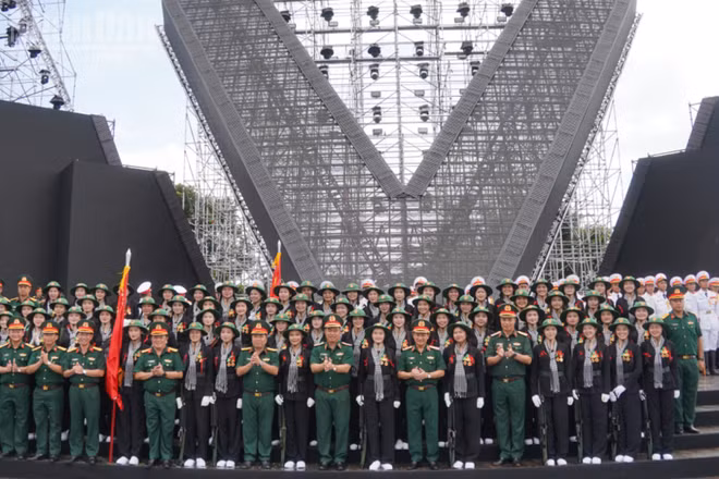 Thủ trưởng Bộ Tổng Tham mưu cùng đoàn công tác chụp ảnh lưu niệm cùng khối Nữ du kích miền nam tham gia chương trình "Tổ quốc trong tim". (Ảnh: LÊ THÀNH)
