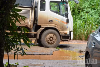Mưa xuống, bê tông nhựa bị xói tạo thành hố sâu như những bẫy trên đường.