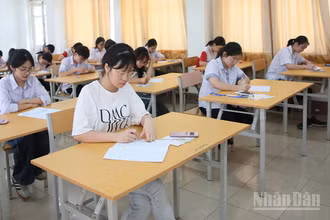 Các thí sinh điền thông tin vào giấy thi, giấy nháp, sẵn sàng làm bài thi.